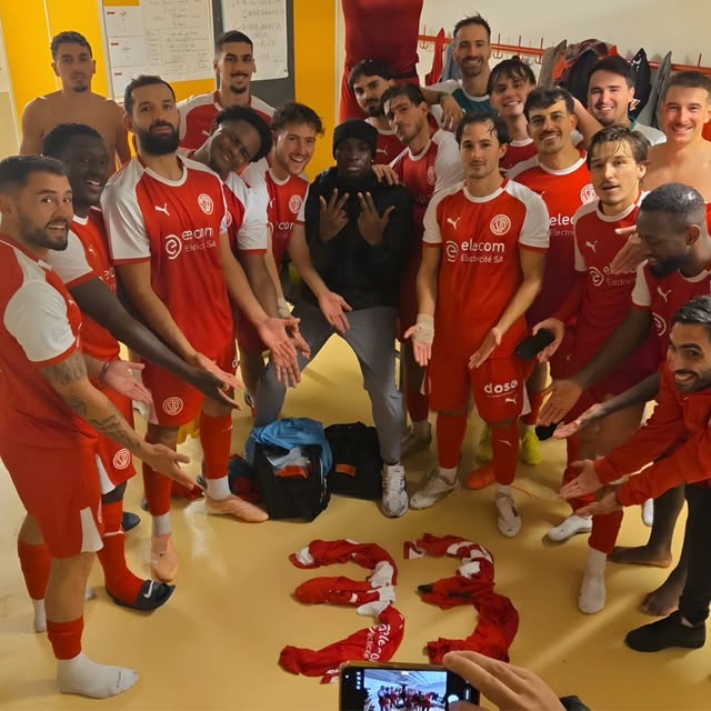 Les joueurs du FC Saint-Paul célèbrent dans le vestiaire après la victoire 5–3 dans le derby contre Meinier